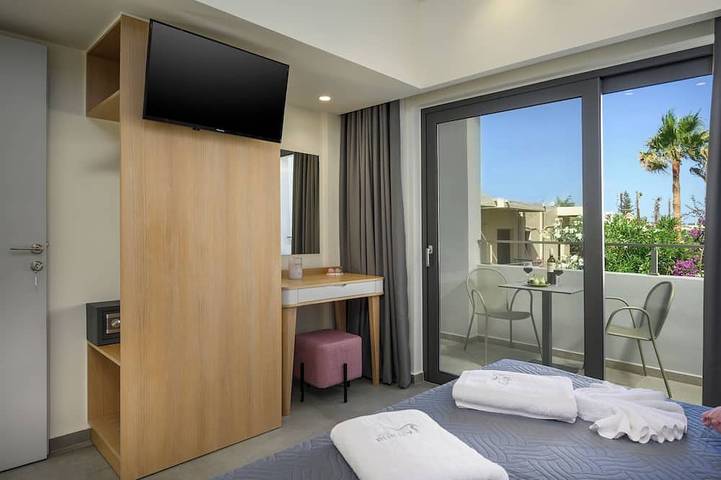 Apartamento entero, Athina Suite 1 dormitorios 1 baño con piscina al aire libre Platanias, Chania in Platanias, Region de Chania