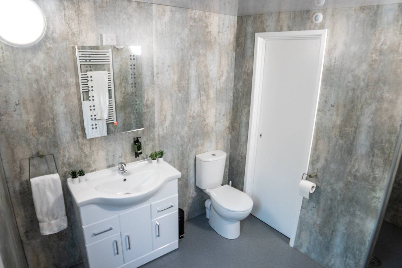 1 Bed Vehicle Luxury Camper -Hot Tub, Pets - Willy in Addlethorpe, Lincolnshire