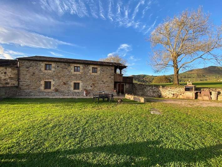 Apartamento para 13 personas, con Balcón y Terraza además de Jardín y Vistas en Selaya