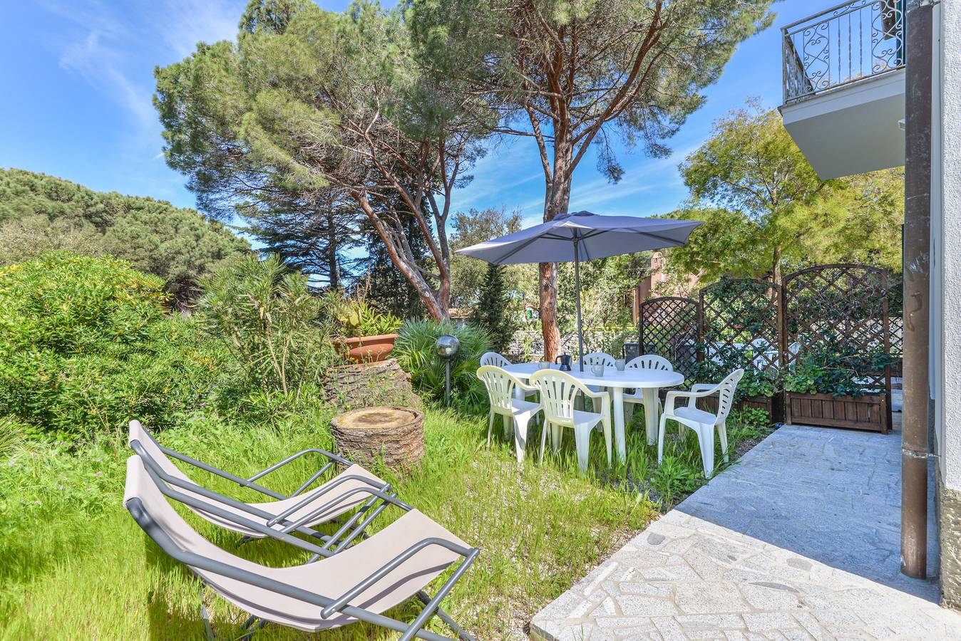 Entire apartment, Apartment 'Cesarina Trilo' with Private Garden, Wi-Fi and Air Conditioning in Campo nell'Elba, Elba
