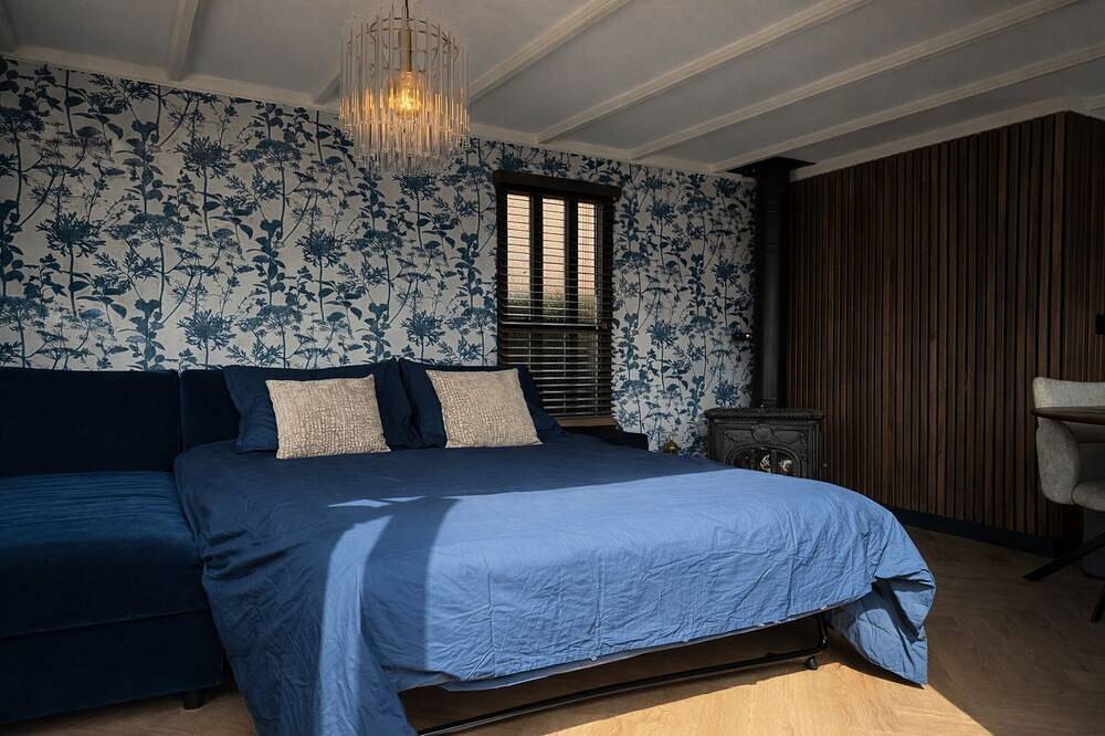 `t Blauwe Huysje at the waterfront including sauna and hot tub in Loosdrecht, Groene Hart