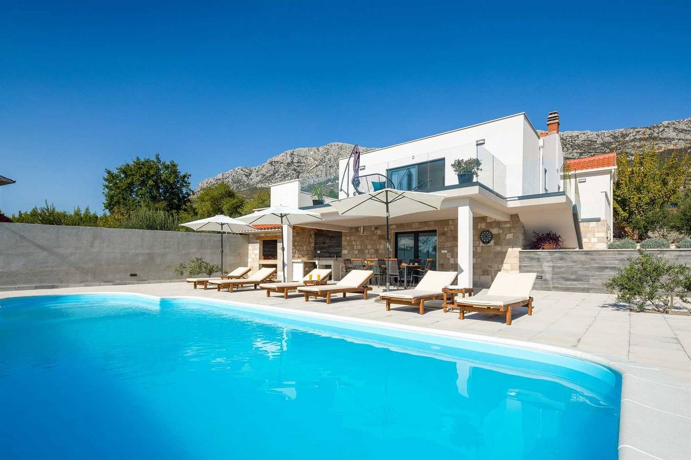 Villa Petra Divine mit beheiztem Pool in Kastel Sucurac, Kaštela