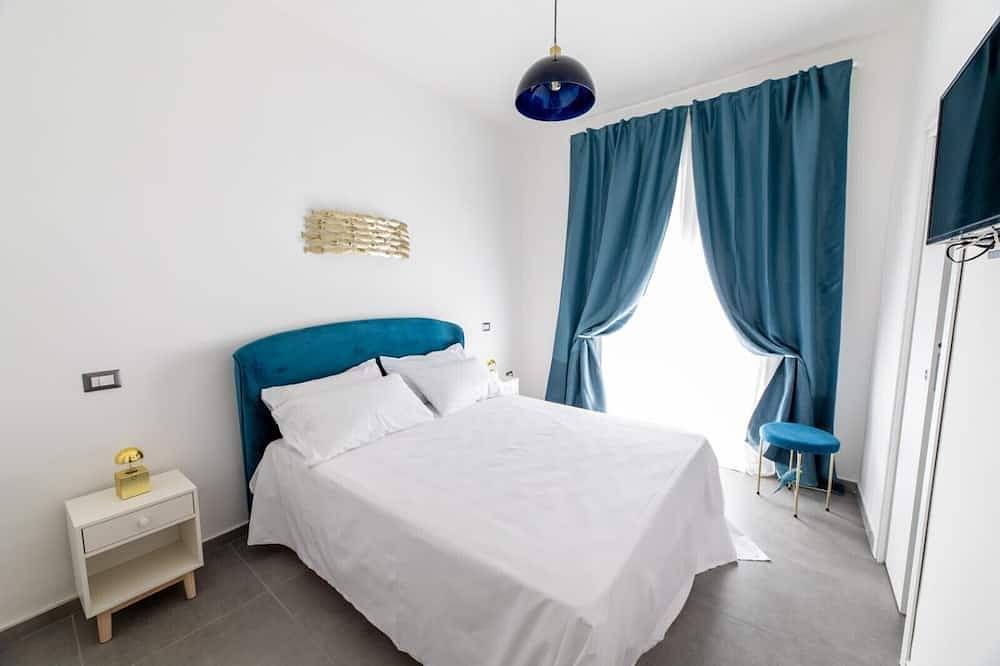 Entire apartment, Superior Double Room with Shared Terrace, Wi-Fi, and Air Conditioning in Vietri sul Mare, Amalfi Coast