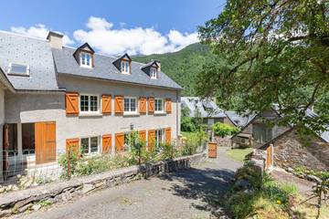 Gîte pour 10 personnes, avec terrasse et jardin, adapté aux familles à Avajan