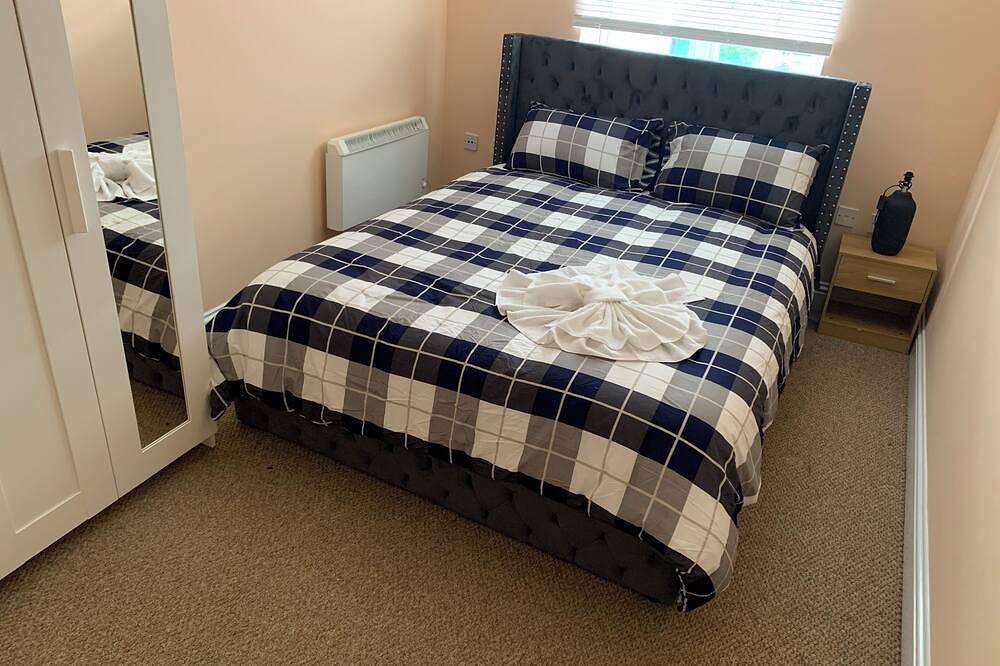 Ganze Wohnung, 2 bed 2 bath right next to Park located for access to West end and Gtw in Croydon, London