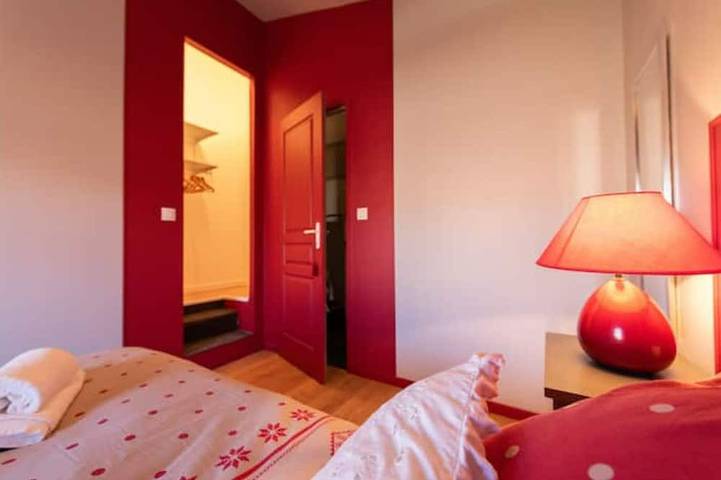 Gîte pour 9 personnes, avec terrasse et jardin à Saint-Just-Luzac - 2