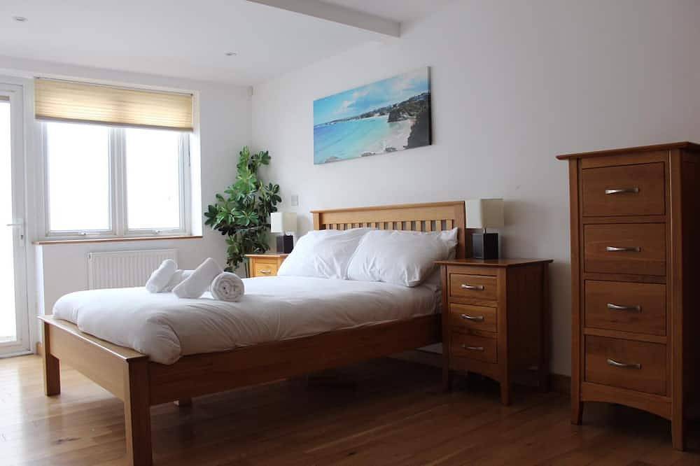 Fantastic Location!  2 min walk to \"Best Uk Beach\" Sunday Times.  Dog friendly in Porth, Newquay