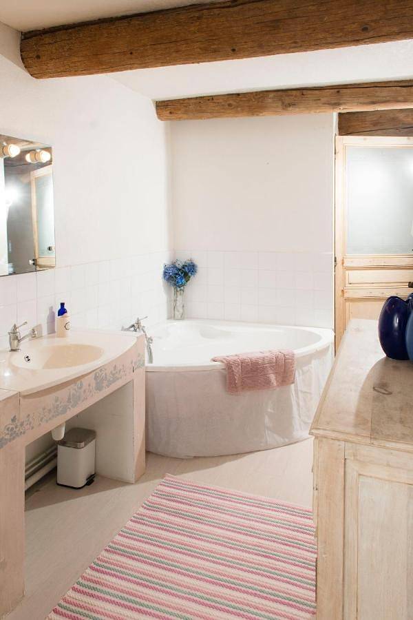 King Room with Balcony in Saint-Hilaire-d'Ozilhan, Région de Nîmes