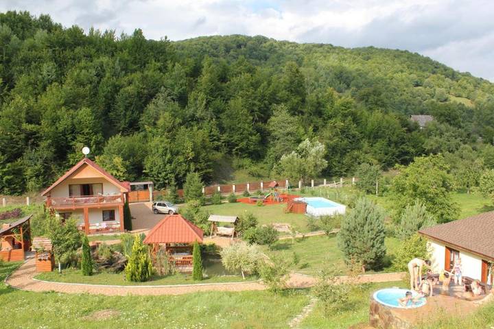 Vacation rental for 5 people, with Terrace and Garden as well as Pool and Lake view in Ukraine