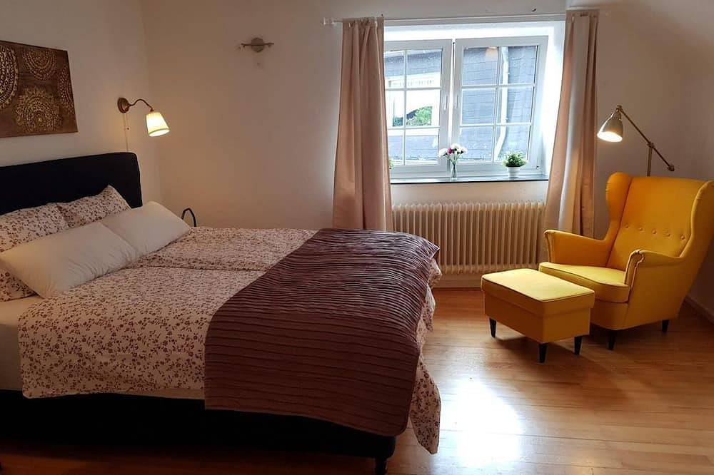 Personen-Ferienhaus - Wochenende (Fr- Mo) - Ferienhaus mit Schlossblick in Malberg, Eifelkreis Bitburg-Prüm