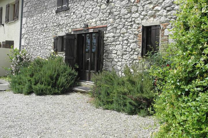 Gîte pour 13 personnes, avec Terrasse ainsi que Jardin et Piscine à Camarade (Ariège)