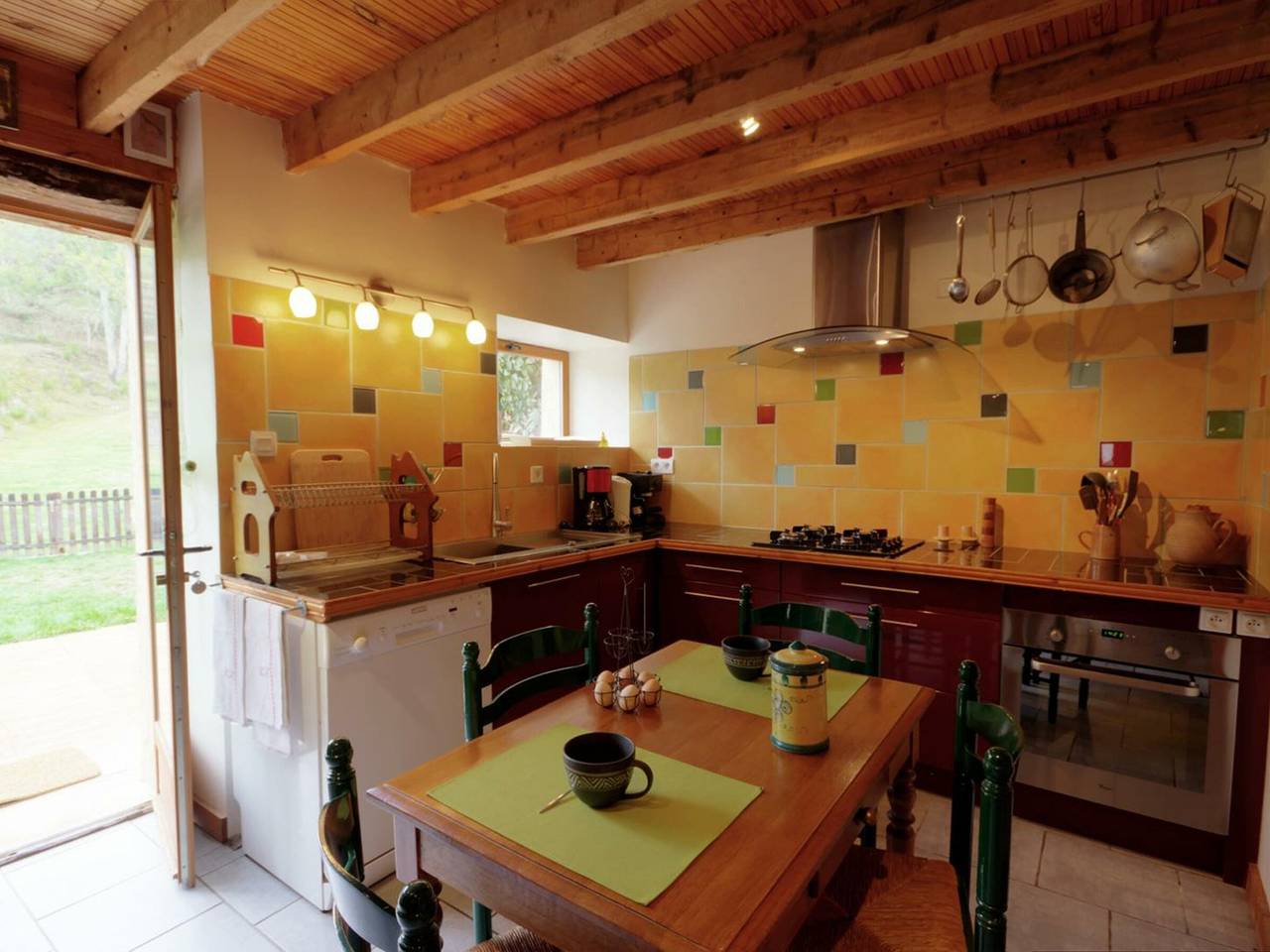 Entire studio, Cozy Countryside Retreat with Spa, Sauna, and Scenic Views in Saint-André-d'Apchon, Roanne region