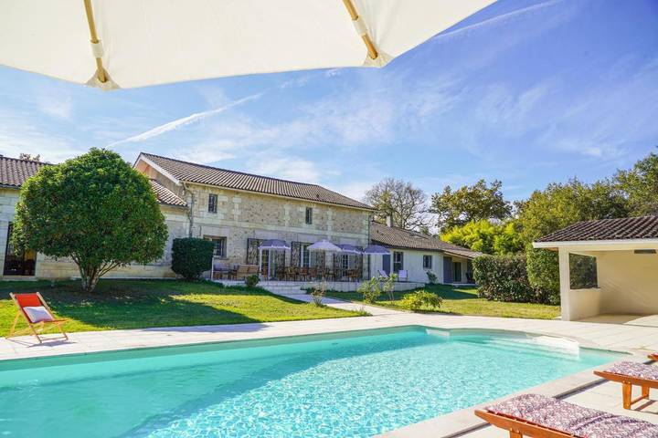 Location de vacances pour 15 personnes, avec Terrasse ainsi que Jardin et Piscine à Cénac