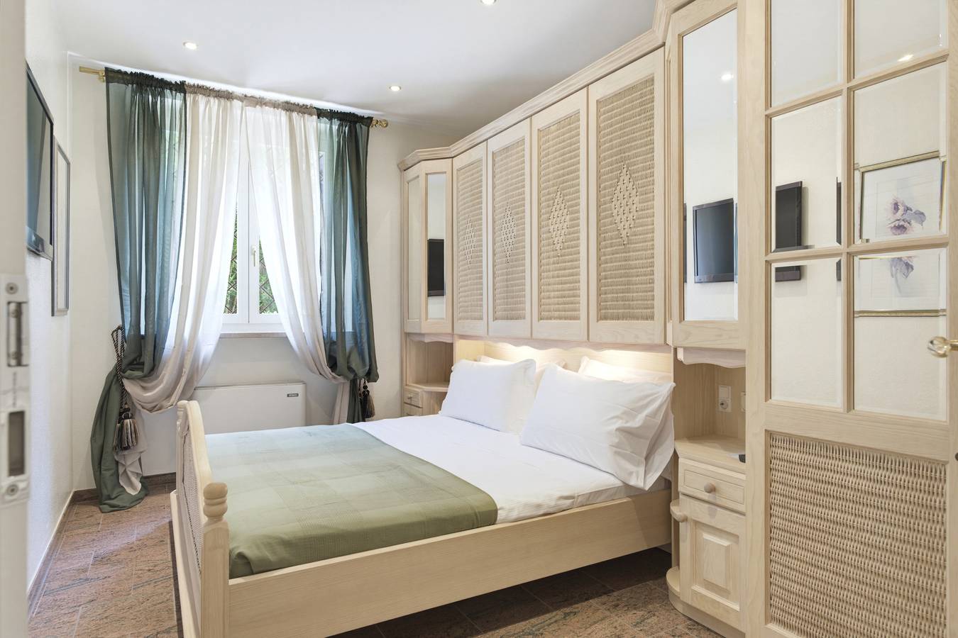 Appartement entier, Regarda - Basiliko White Apartment with pool and wifi in Lazise, Montagnes autour du lac de Garde