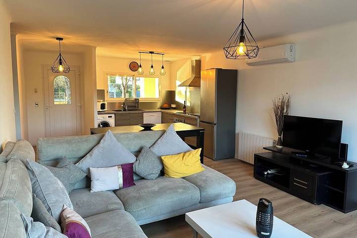 Location de vacances pour 8 personnes, avec piscine à Villetelle