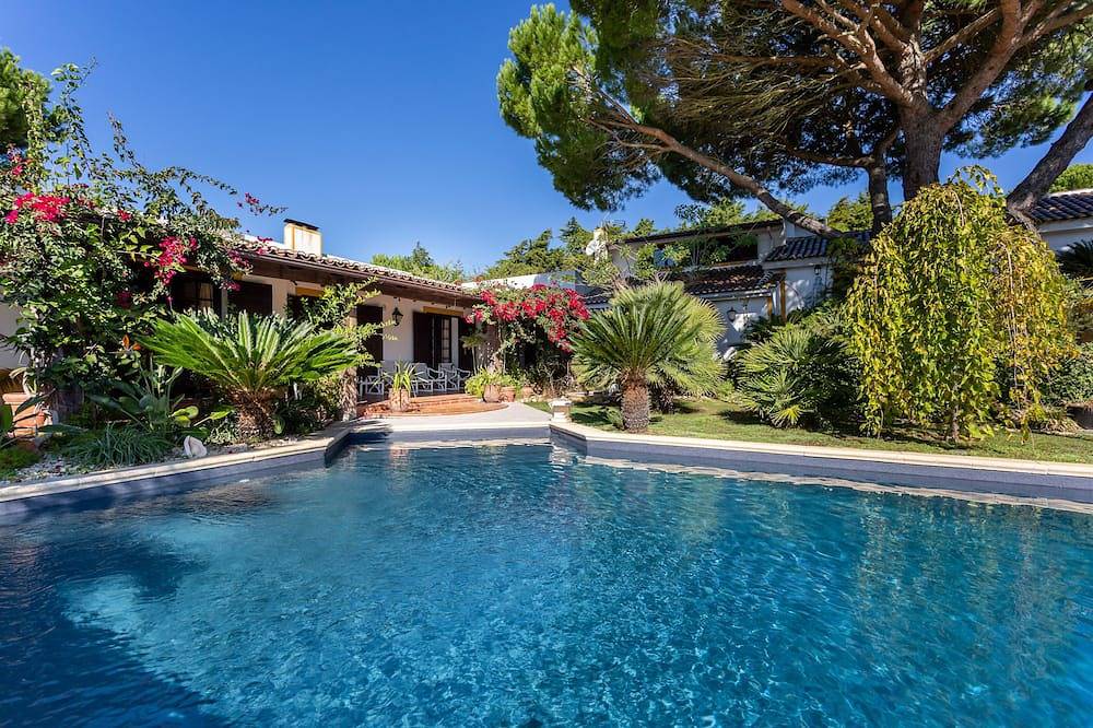 Estate \"Quinta do Monte das Abelhas\" Themed bed and breakfast near Lisbon in Lisbon District