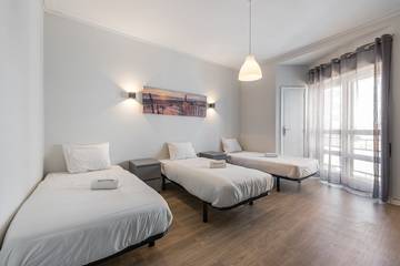 Vacation Rental for 7 Guests in Porto, Porto District, Picture 2