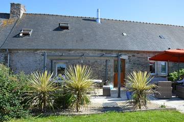 Gîte pour 7 personnes, avec terrasse et jardin à Plancoët