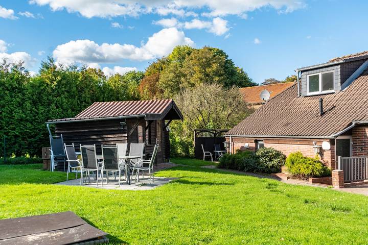 Apartamento inteiro, Apartamento 'Nordsee - Wattwurm' com Wi-Fi e jardim in Thunum, Stedesdorf