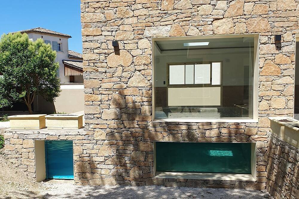 Maison d'architecte avec piscine intérieure chauffée, borne arcade,baby, billard in Crespian, Région de Nîmes