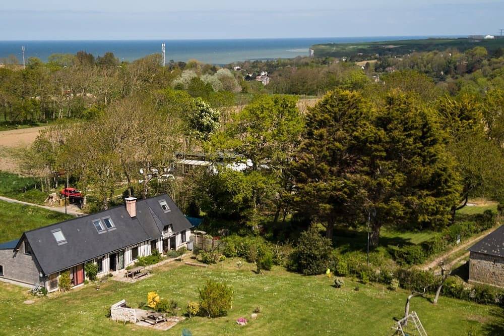 Spacious Cottage Between Land And Sea - Sleeps 9, 5 bedrooms, 2 shower rooms, 3 toilets, ping-pong table in Veulettes-sur-Mer, Región de Dieppe