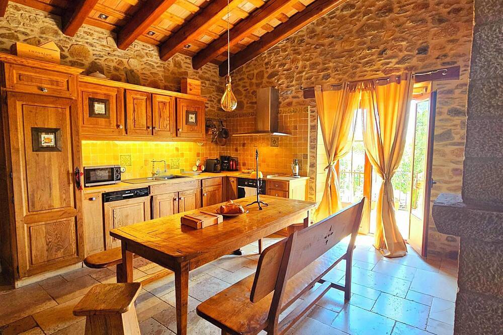 Casa de campo muy bonito renovado, amplio jardín, porche, barbacoa y piscina in Cantallops, Alt Empordà