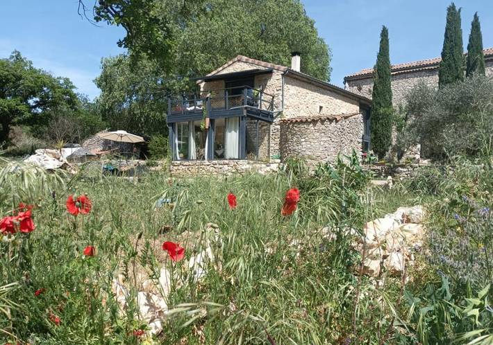 Chambre d’hôte pour 3 personnes, avec piscine et vue, animaux acceptés à Salavas