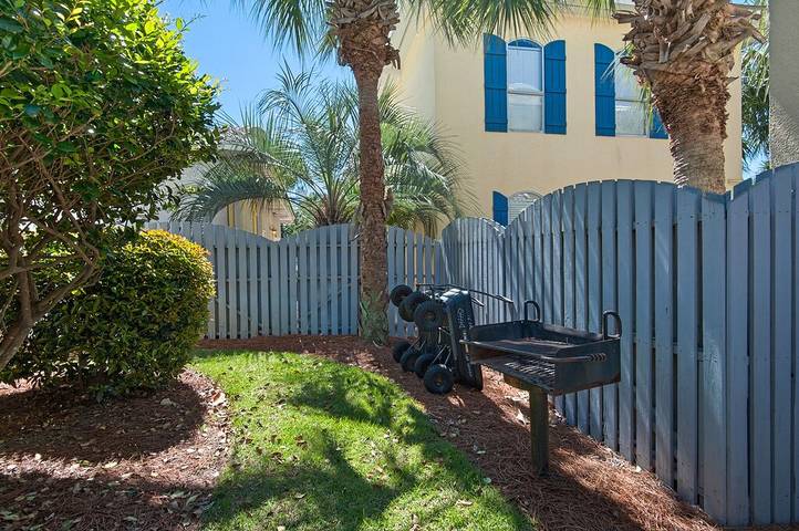 Vacation house for 15 people, with pool and balcony in Miramar Beach