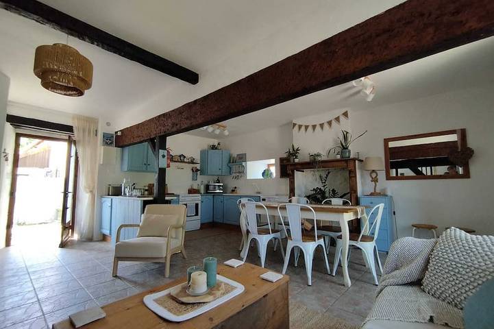 Location de vacances pour 8 personnes, avec terrasse et jardin à Lussac-les-Églises