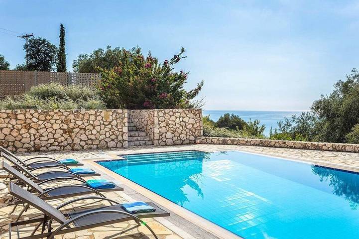 Villa for 8 people, with Terrace and Garden in Greek Islands