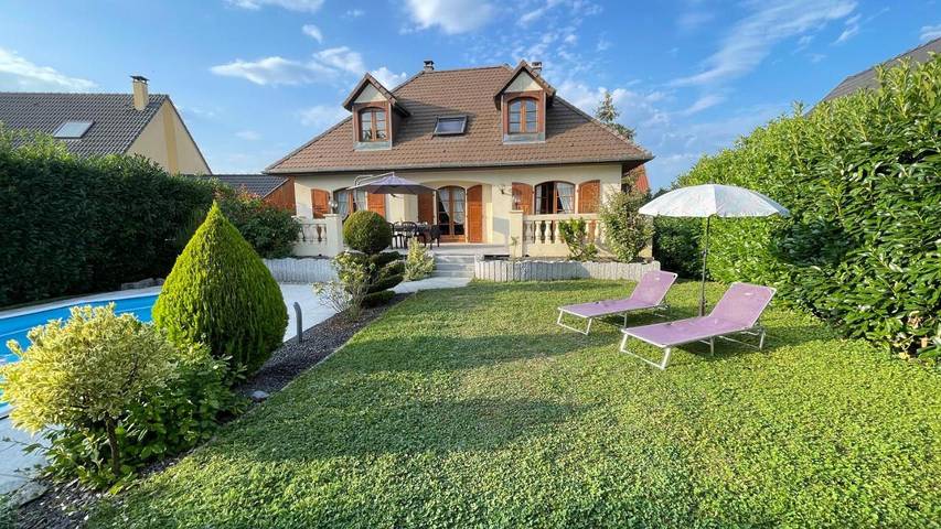 Location de vacances pour 8 personnes, avec Terrasse ainsi que Jardin et Piscine à Artolsheim