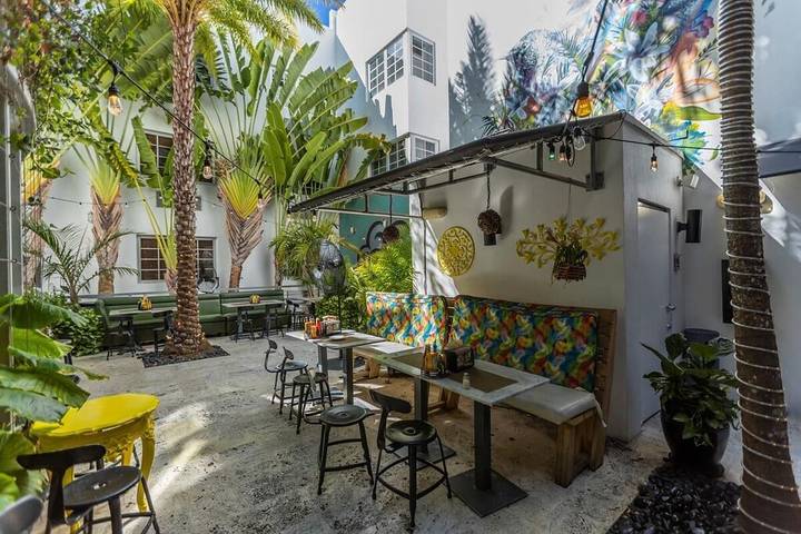 Guesthouse for 12 people, with pool in Miami Beach