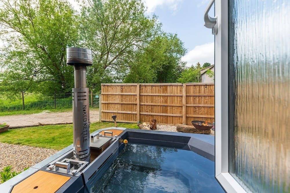 Luxe Hot Tub Lodge | 1hr from London | Sleeps 2-6 in Kent