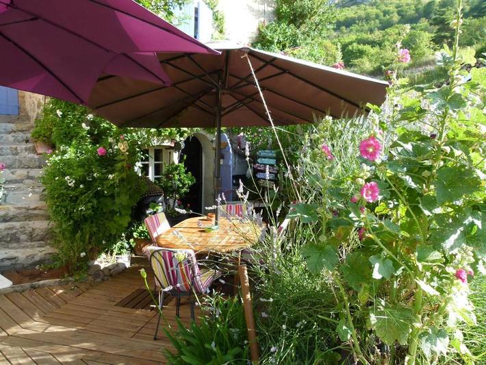Alojamiento y desayuno para 2 personas, con terraza además de vistas y jardín en Provenza