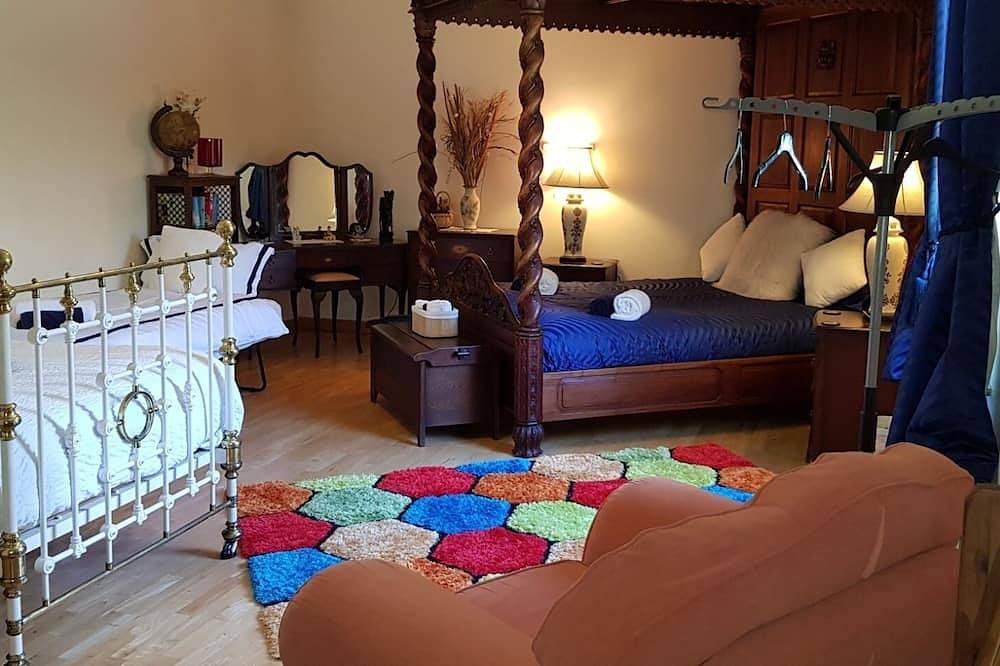 Traditional stradbally country cottage in village location close to beach in Dingle Peninsula