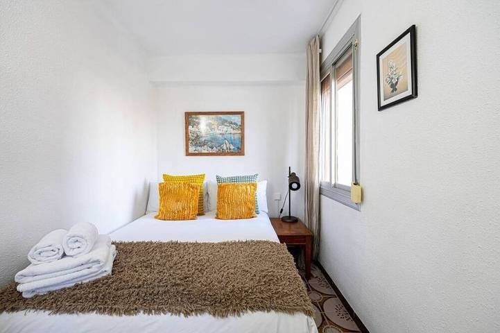 Appartement entier, Step into this delightful and snug 2-bedroom retreat, meticulously renovated and thoughtfully designed to offer a pleasant and cozy stay in Barcelona. in Cornellà de Llobregat, Baix Llobregat