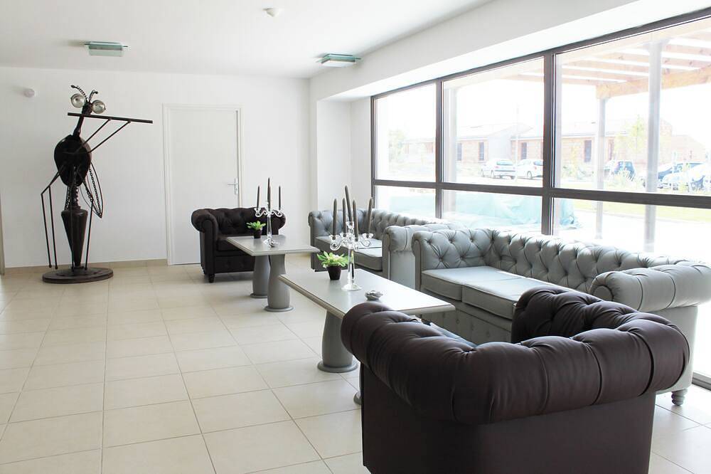 Spacious Unit Close to Cezanne's Studio! Pets are Allowed, with Free Parking! in Éguilles, Mediterranean Coast (France)