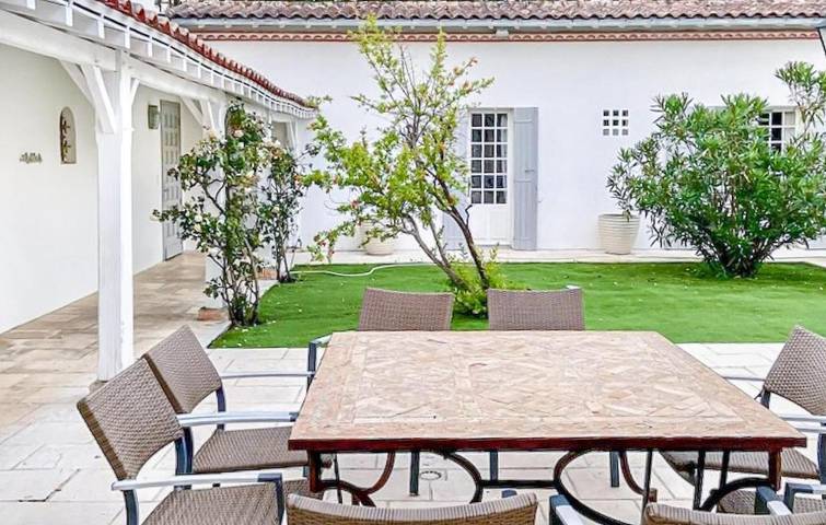 Location de vacances pour 8 personnes, avec vue sur le lac ainsi que piscine et jardin dans Golf de la Palmyre - 2