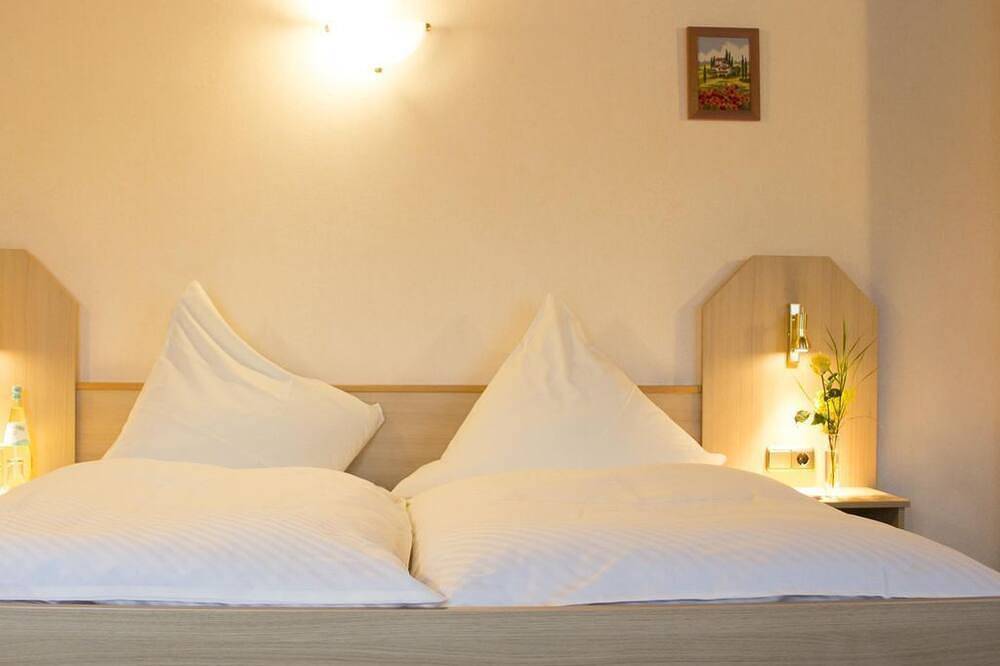 Doppelzimmer Du/Wc Standard ohne Frühstück - Zur Neroburg, Hotel Restaurant in Neroth, Vulkaneifel