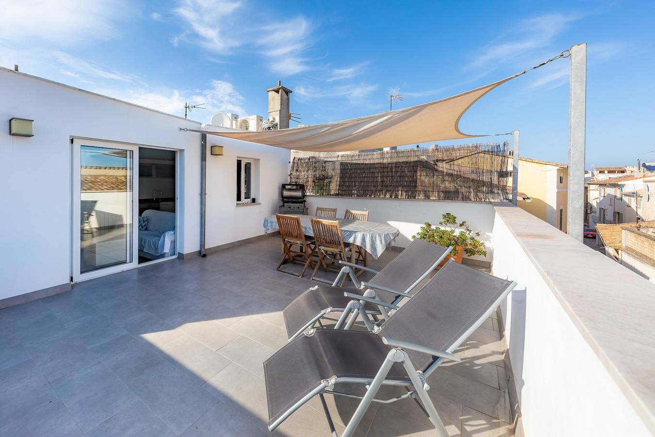 Romantisches Casa Coronel Aloy mit modernen Interieurs, Dachterrasse, Klimaanlage und Wlan in Pollença Stadt, Pollença