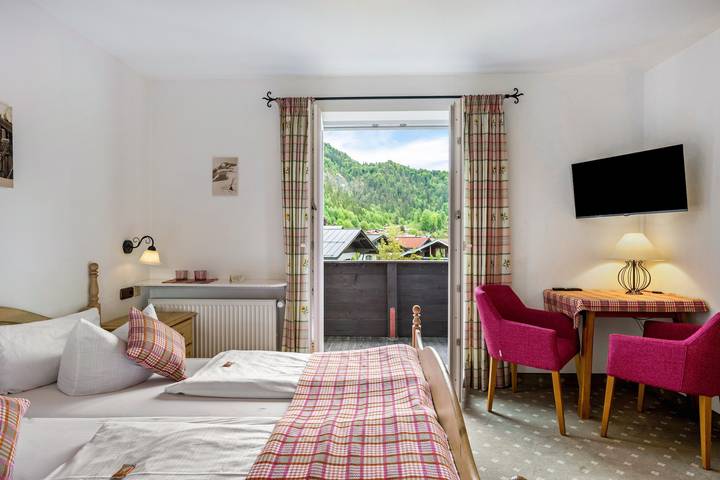 Zimmer Gästehaus Tanneck - Zimmer 6 mit Bergblick, geteiler Sauna und Hallenbad in Reit im Winkl, Bayerische Alpen