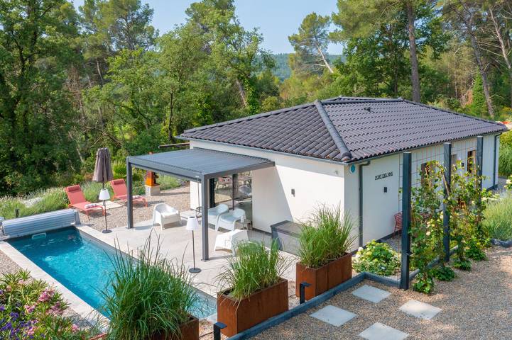 Vakantiehuis voor 4 personen, with terras and tuin as well as zwembad in Salernes