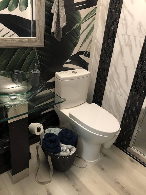 Silver Fox Wasserfront Ssmook Lux Pocono Zuhause, Hot Tub, Säge Creek Front in Saw Creek, Pike County