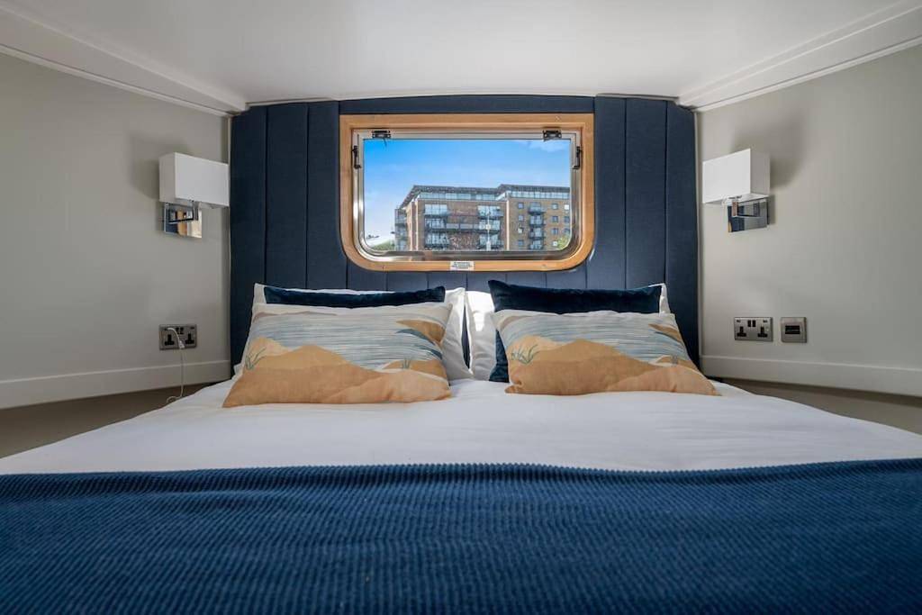 Luxurious houseboat near Canary Wharf in London in Tower Hamlets, London