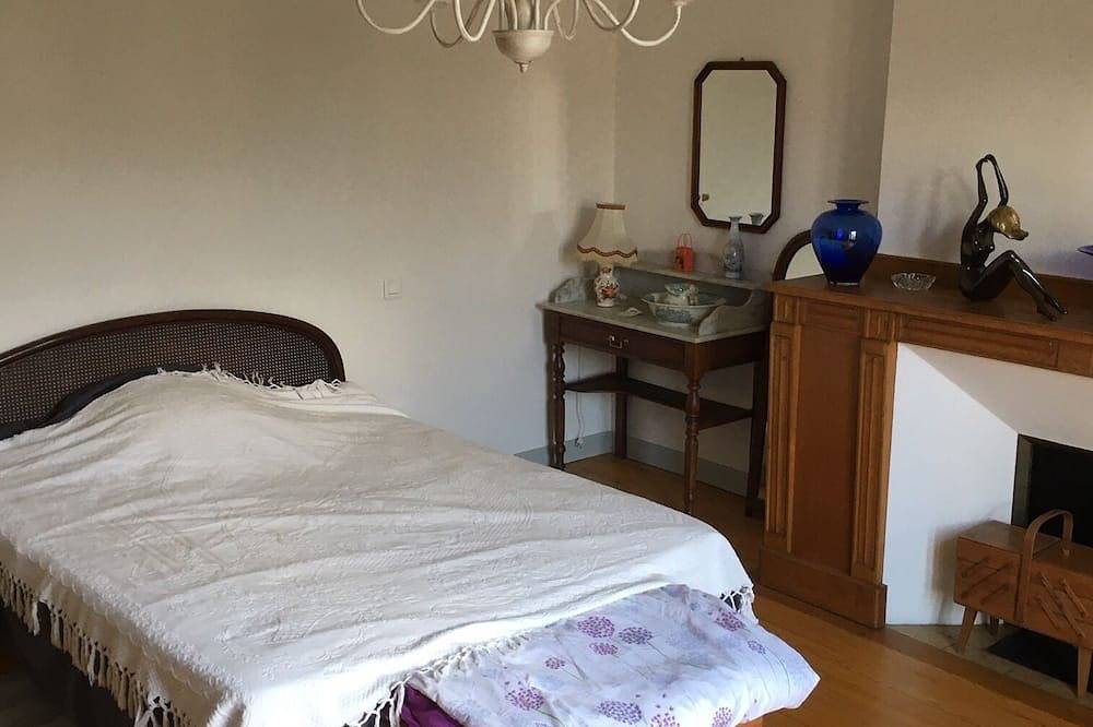 Apartamento entero, On the banks of the canal surrounding the town center, very bright apartment in Pamiers, Ariège