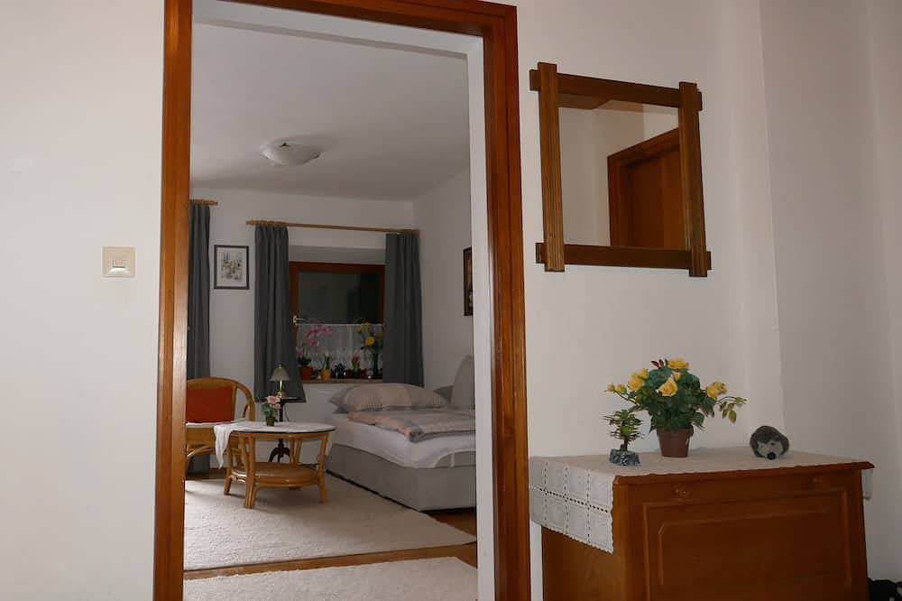 Ganze Wohnung, Ferienwohnung 3, 30 qm, 1-2 Personen, Wohn-Schlafraum, Küche, Badezimmer in Marquartstein, Bayerische Alpen