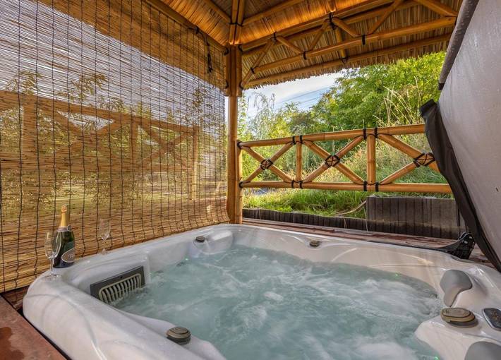 Lodge pour 2 personnes, avec Balcon et Jacuzzi ainsi que Terrasse et Jardin à Aywaille