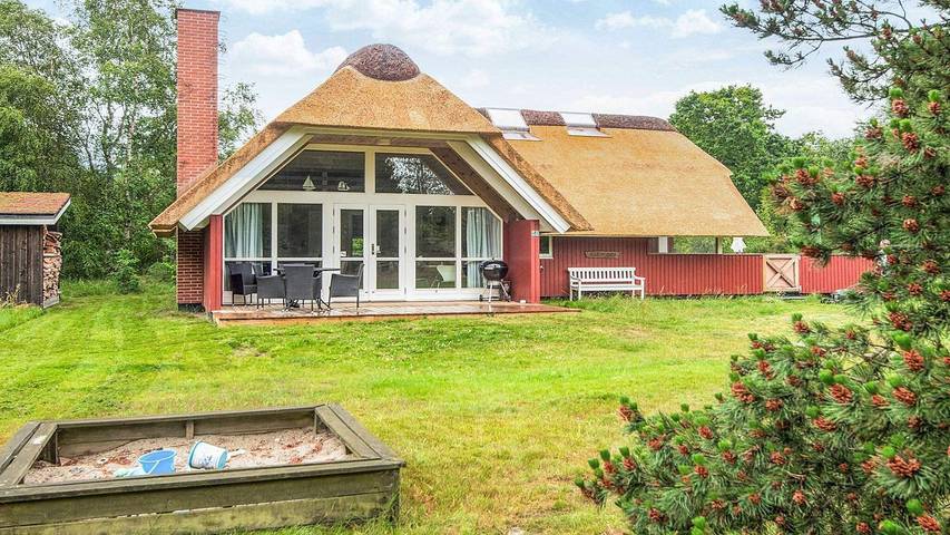 Ferienhaus für 6 Personen, mit Terrasse und Whirlpool in Tirpitz Museum (Oksby)