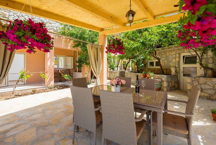 Ferienwohnung für 3 Personen, mit Terrasse und Garten auf Ciovo