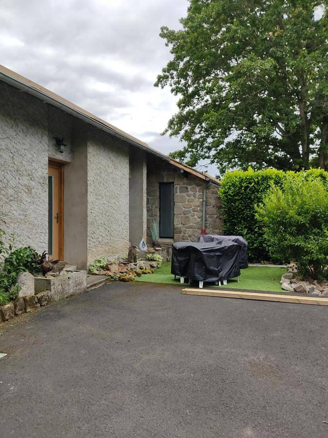 Location de vacances pour 4 personnes, avec jardin à Lanobre - 2